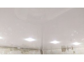 Монтаж потолка в гостиной 18 м2 с использованием пленки VIPCEILING серии MONLANGE L9001 (4.35)