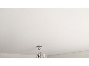 Монтаж потолка в спальне 12 м2 с использованием пленки VIPCEILING серии MONLANGE M9001 (3.25)