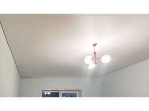 Монтаж потолка в спальне 21 м2 с использованием пленки VIPCEILING серии MONLANGE M9001 (3.80)