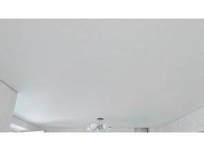 Монтаж потолка на кухне 22 м2 с использованием пленки VIPCEILING серии MONLANGE M9001 (3.80)