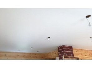 Монтаж потолка в деревянном доме 25 м2 с использованием пленки VIPCEILING серии MONLANGE M9001 (2.15)