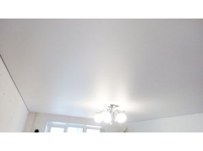 Монтаж потолка в гостиной 19 м2 с использованием пленки VIPCEILING серии MONLANGE M9001 (3.25)