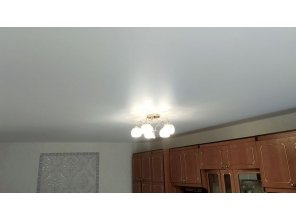 Монтаж потолка в гостиной 18 м2 с использованием пленки VIPCEILING серии MONLANGE M9001 (3.25)