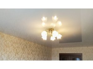 Монтаж потолка в гостиной 17 м2 с использованием пленки VIPCEILING серии MONLANGE L9001 (3.25)