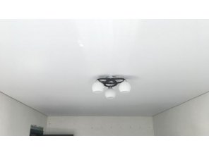 Монтаж потолка в гостиной 17 м2 с использованием пленки VIPCEILING серии MONLANGE M9001 (3.25)