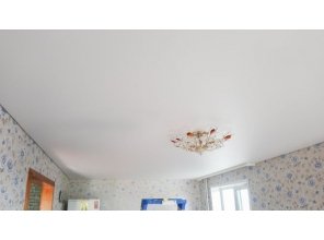 Монтаж потолка в гостиной 17 м2 с использованием пленки VIPCEILING серии MONLANGE M9001 (3.25)