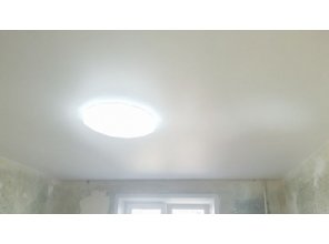 Монтаж потолка в спальне 13 м2 с использованием пленки VIPCEILING серии MONLANGE M9001 (3.25)