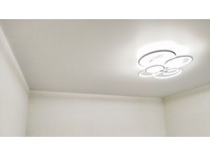 Монтаж потолка в спальне 9 м2 с использованием пленки VIPCEILING серии MONLANGE M9001 (3.25)