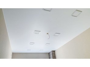 Монтаж потолка в квартире 18 м2 с использованием пленки VIPCEILING серии MONLANGE M9001 (3.50)