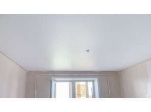 Монтаж потолка в спальне 11 м2 с использованием пленки VIPCEILING серии MONLANGE M9001 (3.50)