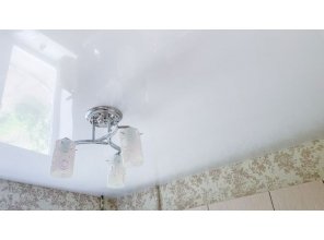 Монтаж потолка на кухне 12 м2 с использованием пленки VIPCEILING серии MONLANGE L9001 (3.50)