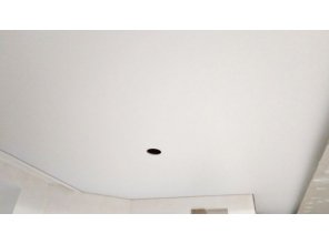 Монтаж потолка в гостиной 12 м2 с использованием пленки VIPCEILING серии MONLANGE M9001 (4.00)