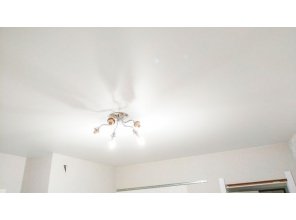 Монтаж потолка в гостиной 14 м2 с использованием пленки VIPCEILING серии MONLANGE M9001 (3.50)