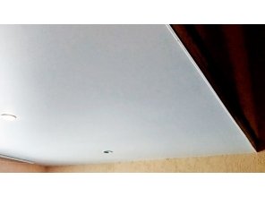 Монтаж потолка в деревянном доме 14 м2 с использованием пленки VIPCEILING серии MONLANGE M9001 (4.00)