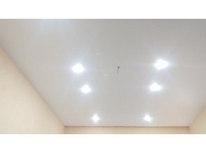Монтаж потолка в гостиной 15 м2 с использованием пленки VIPCEILING серии MONLANGE M9001 (3.50)