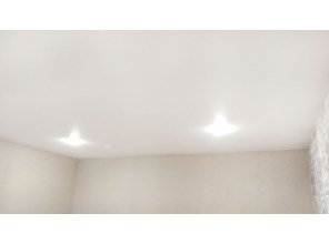 Монтаж потолка в спальне 13 м2 с использованием пленки VIPCEILING серии MONLANGE M9001 (3.25)