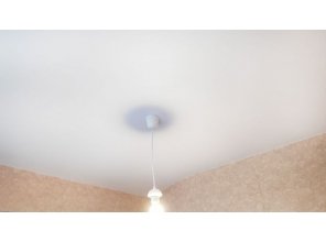 Монтаж потолка на кухне 6 м2 с использованием пленки VIPCEILING серии MONLANGE M9001 (2.60)