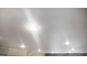 Монтаж потолка в гостиной 16 м2 с использованием пленки VIPCEILING серии MONLANGE M9001 (3.25)