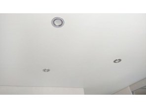 Монтаж потолка на кухне 7 м2 с использованием пленки VIPCEILING серии MONLANGE M9001 (3.50)