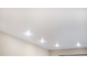 Монтаж потолка в гостиной 17 м2 с использованием пленки VIPCEILING серии MONLANGE S9020 (3.25)