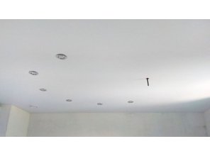 Монтаж потолка на кухне 13 м2 с использованием пленки VIPCEILING серии MONLANGE M9001 (4.00)