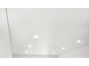 Монтаж потолка в спальне 14 м2 с использованием пленки VIPCEILING серии MONLANGE M9001 (3.25)