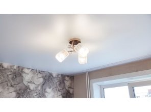 Монтаж потолка в спальне 10 м2 с использованием пленки VIPCEILING серии MONLANGE M9001 (3.25)