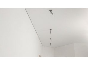 Монтаж потолка в спальне 19 м2 с использованием пленки VIPCEILING серии MONLANGE M9001 (3.50)