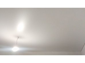 Монтаж потолка в гостиной 24 м2 с использованием пленки VIPCEILING серии MONLANGE S9020 (4.90)