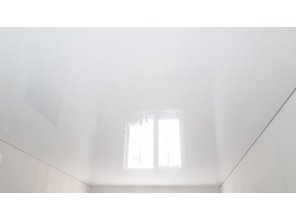 Монтаж потолка для зала 18 м2 с использованием пленки VIPCEILING серии MONLANGE L9001 (3.25)