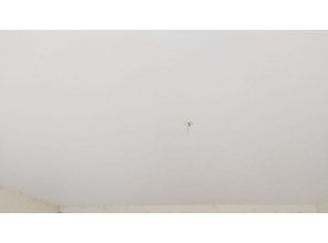 Монтаж потолка в гостиной 21 м2 с использованием пленки VIPCEILING серии MONLANGE M9001 (4.35)