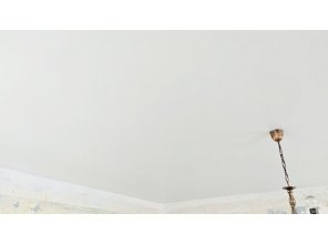 Монтаж потолка в гостиной 20 м2 с использованием пленки VIPCEILING серии MONLANGE M9001 (4.90)