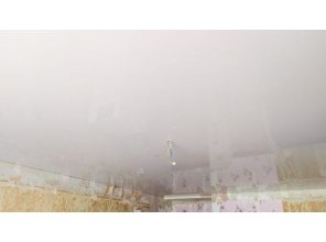 Монтаж потолка в гостиной 18 м2 с использованием пленки VIPCEILING серии MONLANGE L9001 (3.80)