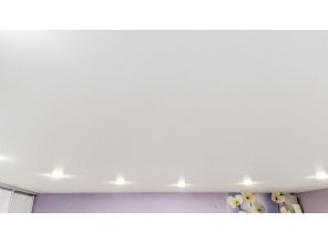 Монтаж потолка в спальне 16 м2 с использованием пленки VIPCEILING серии MONLANGE M9001 (3.80)