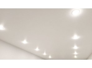 Монтаж потолка в спальне 17 м2 с использованием пленки VIPCEILING серии MONLANGE M9001 (3.25)