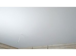 Монтаж потолка в деревянном доме 10 м2 с использованием пленки VIPCEILING серии MONLANGE M9001 (3.25)