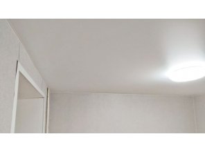 Монтаж потолка в спальне 13 м2 с использованием пленки VIPCEILING серии MONLANGE M9001 (3.50)