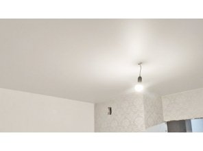 Монтаж потолка на кухне 9 м2 с использованием пленки VIPCEILING серии MONLANGE M9001 (3.25)