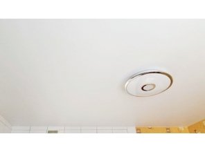 Монтаж потолка на кухне 9 м2 с использованием пленки VIPCEILING серии MONLANGE M9001 (3.25)