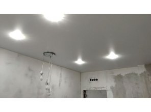 Монтаж потолка на кухне 9 м2 с использованием пленки VIPCEILING серии MONLANGE M9001 (3.25)
