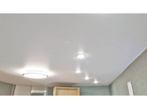 Монтаж потолка в гостиной 19 м2 с использованием пленки VIPCEILING серии MONLANGE M9001 (3.80)