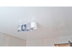 Монтаж потолка в спальне 9 м2 с использованием пленки VIPCEILING серии MONLANGE L9001 (2.60)