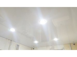 Монтаж потолка на кухне 7 м2 с использованием пленки VIPCEILING серии MONLANGE L9001 (2.60)