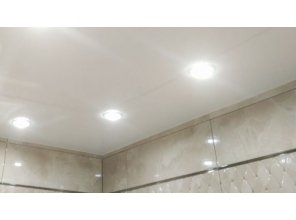Монтаж потолка в ванной 4 м2 с использованием пленки VIPCEILING серии MONLANGE L9001 (2.15)