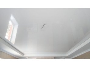 Монтаж потолка в гостиной 12 м2 с использованием пленки VIPCEILING серии MONLANGE L9001 (2.60)
