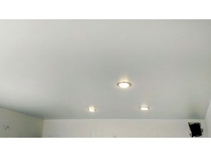 Монтаж потолка на кухне 8 м2 с использованием пленки VIPCEILING серии MONLANGE S9020 (3.25)