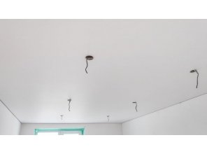 Монтаж потолка в спальне 13 м2 с использованием пленки VIPCEILING серии MONLANGE M9001 (3.25)