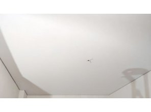 Монтаж потолка в спальне 8 м2 с использованием пленки VIPCEILING серии MONLANGE M9001 (2.60)