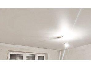 Монтаж потолка в спальне 12 м2 с использованием пленки VIPCEILING серии MONLANGE M9001 (3.50)