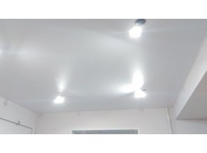 Монтаж потолка на кухне 11 м2 с использованием пленки VIPCEILING серии MONLANGE M9001 (2.60)